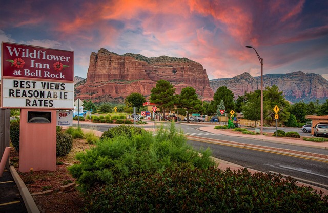 Panoramic King Room with Fireplace & Mountain View – Retreat with Scenic Vistas
