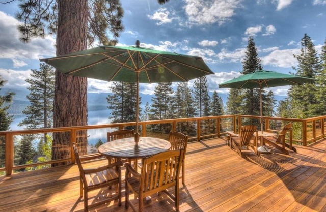 Maison exécutive panoramique Lakeview avec terrasse surdimensionnée. La maison Martini
