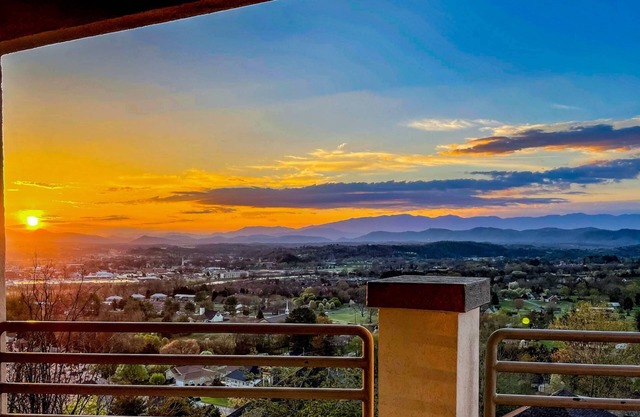 Treat Mom to a Smoky Mountain Getaway – Save 20% -Stay Before May 22nd!