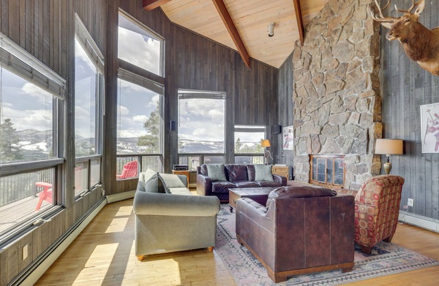 NOUVEAU! Maison panoramique avec vue sur la montagne, bain à remous et terrasse!