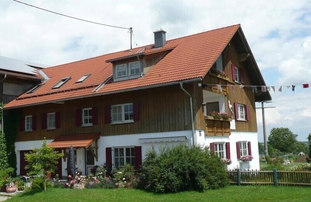 Vue panoramique sur la montagne, la campagne, grande aire de jeux, maison de jardin avec barbecue