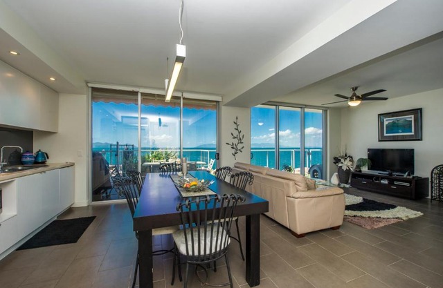 Panoramic Ocean Views 2 bed/2 bath Unit, Nelly Bay