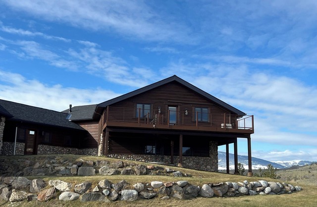 Panoramic Paradise: Stay in Livingston's Best!