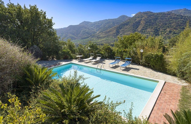 Retraite panoramique avec piscine près de Taormina