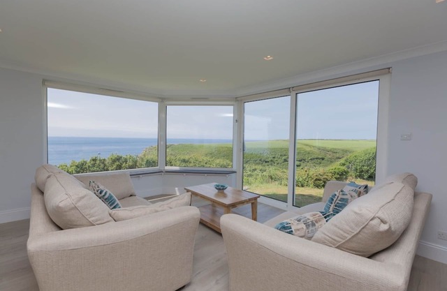 Panoramic sea views, 8 mins to the beach, 1 min to SW Coastal Path