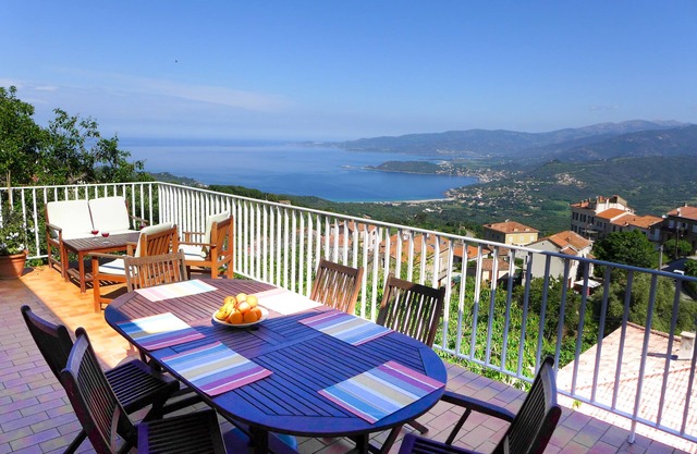 Vue panoramique sur mer et montagne, Maison de village indépendante,