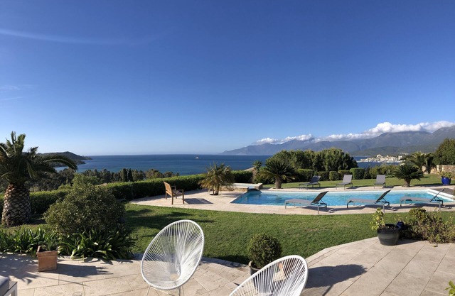 VUE PANORAMIQUE sur le Golfe de Saint-Florent avec piscine chauffée