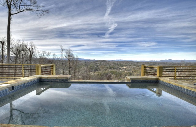 Panoramic Views. Heated Pool, Hot Tub. Sleeps16 near Aska & downtown Blue ridge