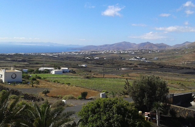 Vue panoramique sur la mer et les montagnes, à Conil, près de la route des vins.