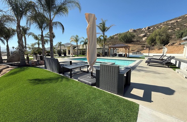 Panoramic views, Pickleball, 1/2 Basketball Court, Pool Spa Brand new studio.