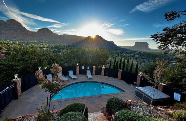 Panoramic Views, pool and 2 hot tubs, pool table