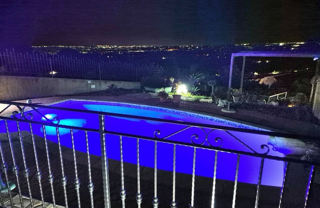 villa panoramique avec piscine privée et bain à remous, pelouse verte -wifi