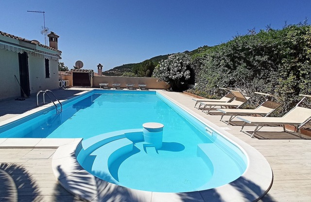 Piscine privée Villa panoramique avec vue sur la mer