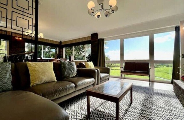 Pant Golau - The Seventies House