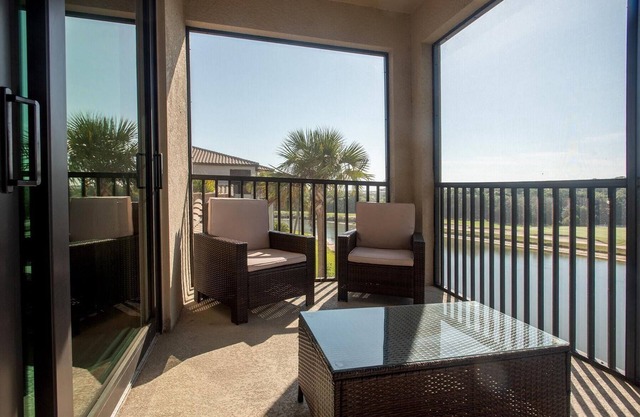 Par-Tees - Fancy 2/bed, 2 bath on the 4th Floor with Lake and Green View