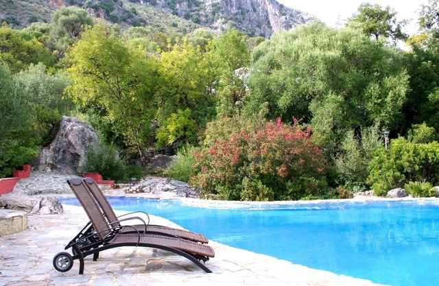 Paraíso Escondido 1" avec vue montagne, piscine, Wi-Fi et jardin.