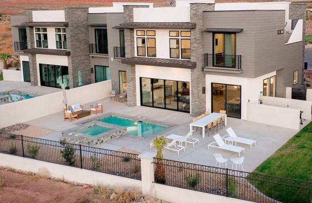 St George Parade Home With A PRIVATE POOL and Hot Tub on Balcony 2170
