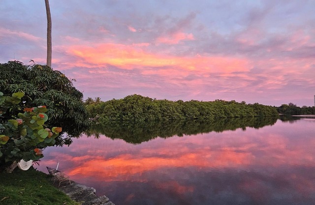 Lakeside Beauty..2b / 2b .. Great Location..Simply Heaven