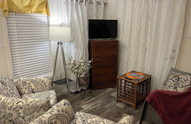 Paradise Found-1 bed 1 bath Private Room and bath in Venice Legacy Trail-Adults