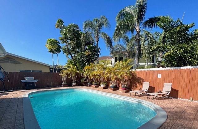 6 Mins to IRB * BBQ * Pool * King Bed * Garage