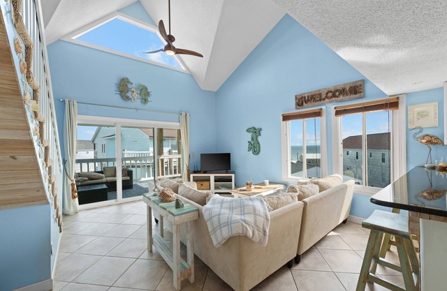 2 bedroom w loft, sleeps 8, Pool, walk to beach
