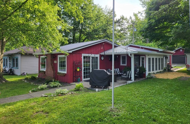 Maison au bord du lac calme et paisible pour cette escapade de week-end parfaite! Nouvelle annonce!