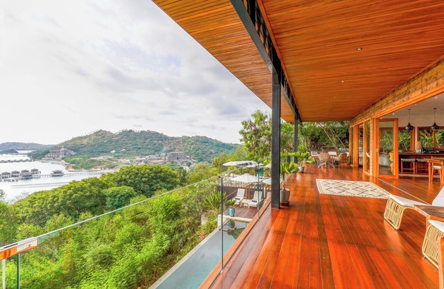 Paradise Garage Komodo Villa