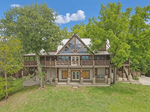 Paradise Glenn, Huge Cabin, Hot Tub, Game Room, 685 FREE tickets each paid day!