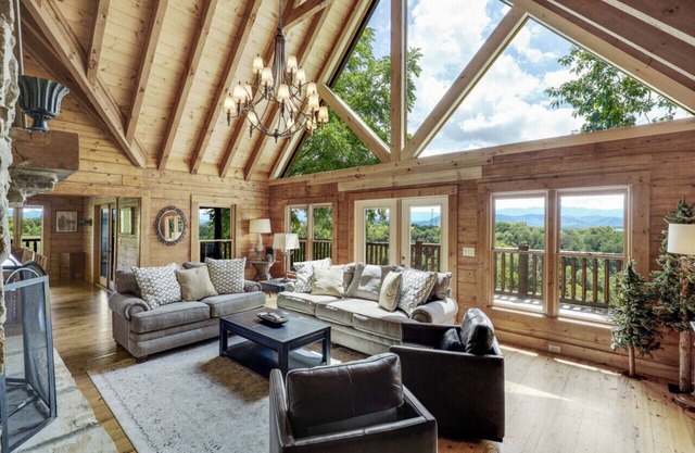 Paradise Glenn Lodge-6,000 sqft, 8 BR for 23, with view, hot tub, game room, theater