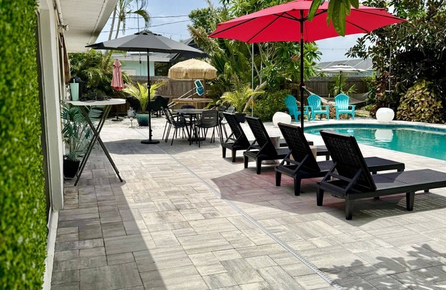 Paradise House 12 guest, private pool, 2 miles from white sand beach