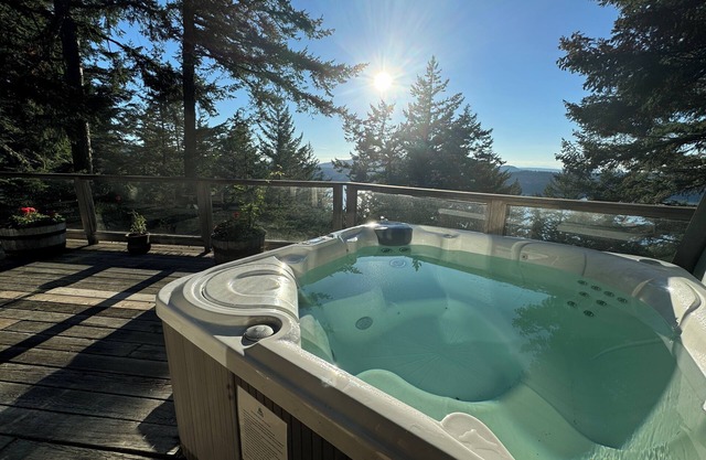 Paradise in Forest setting w/ Ocean views, hot tub, close to town & Hiking