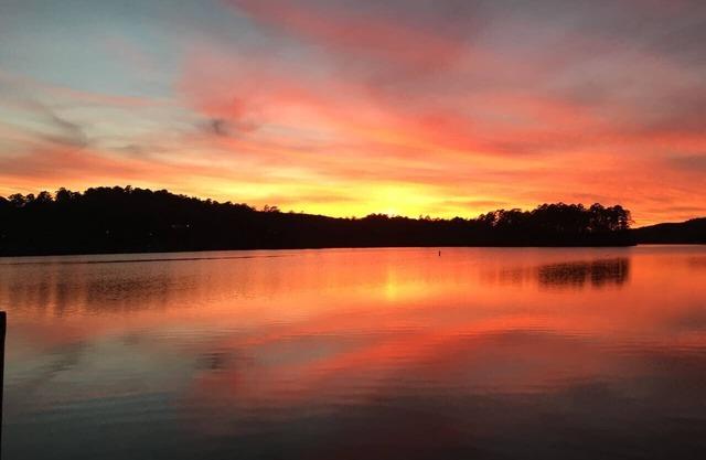 Superbe maison au bord du lac !! 80 avis cinq étoiles! Bateau ponton disponible!