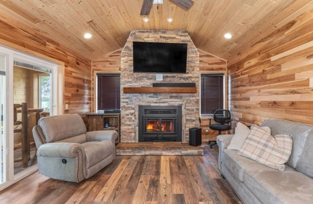Paradise McPartlin's Resort Cabin 4