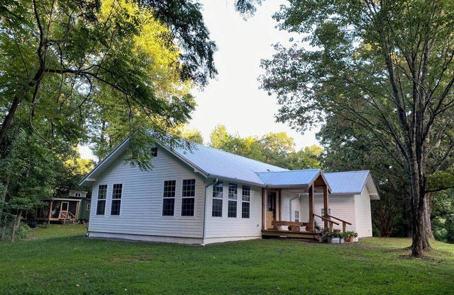Paradise Meadows Farmhouse- New, luxurious, Scandinavian styled home on 2 acres.