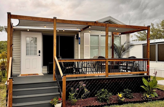 Paradise Palms Cozy 2BR Tiny Home + Resort Perks Near Venice Bench