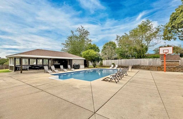 Paradise Pavilion: Kitchen & Picnic Tables by Pool