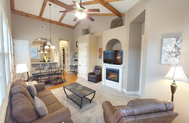 Paradise Point Walk-in Log Cabin by Silver Dollar City & Table Rock Lake!