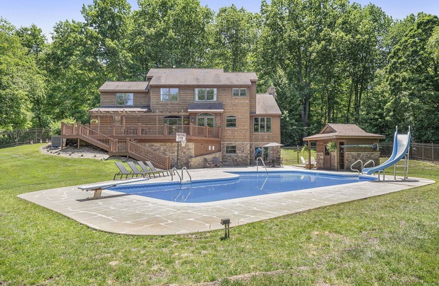 Paradise Retreat with private acreage, near the beach and hiking trails