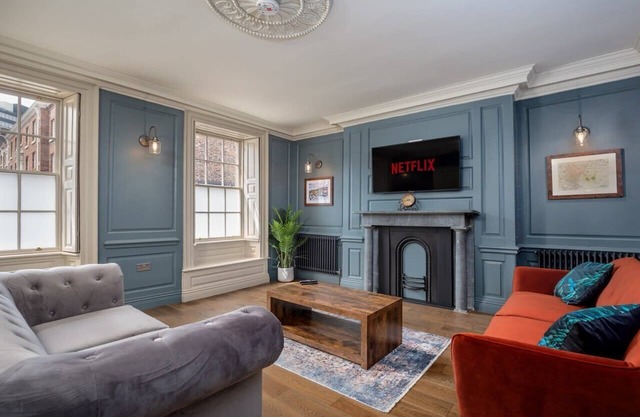 Paradise Square Remodelled 18th Century Apt 1
