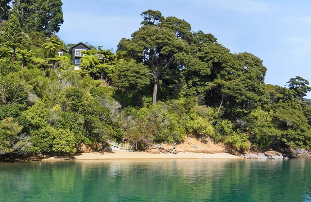 Paradise Lodge - Momorangi Bay Holiday Home, PICTON