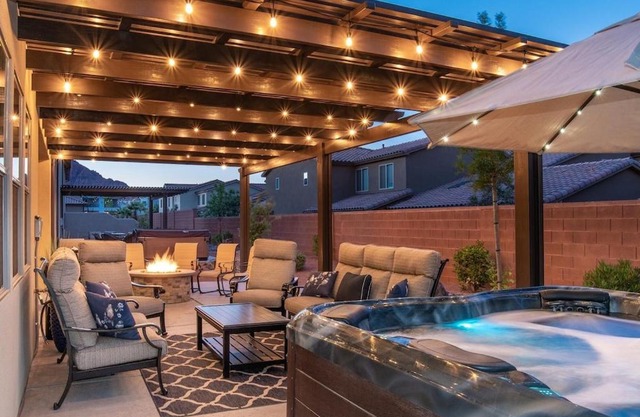 Paradise Village 95 Kid Friendly Home, Private Hot Tub, Nintendo Switch, Air-Hockey, Resort Style Pool and Water Park