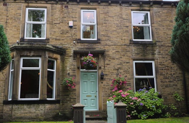 PARK HOUSE, pet friendly, with a garden in Haworth