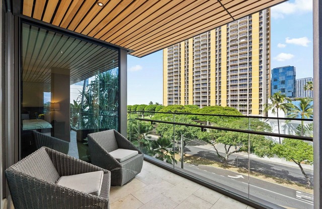 Park Lane Getaway by Gather: Spacious 2BR w/ Ocean view Lanai & Resort Amenities