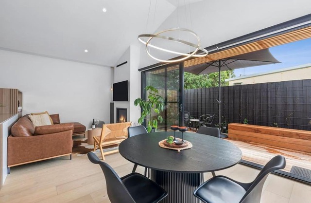 Park Place Luxe - Stylish & Central Apartment