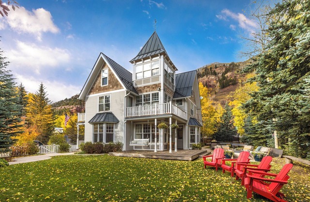 Park Place- Luxury Home, Hot Tub, Fire Pit, Huge Yard, Privacy