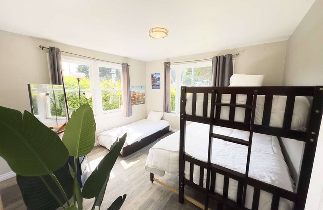 "Park Place" @ #RedwoodSkyWalk & Sequoia Park Zoo: 5BD*, Pool Table, Game Room, Kiva, Gas Grill!