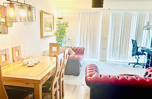 Park Royal Stay- Relax in a Specious Double Room With Lake Views in an Apartment