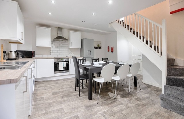 Parking, 5 Bedrooms Smart Tv's in all rooms!