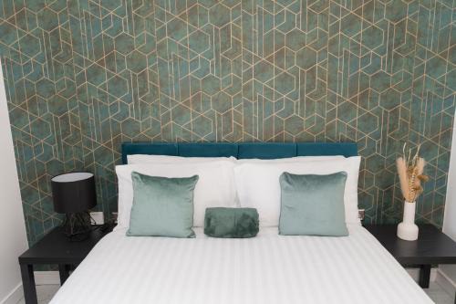 PARKING & BALCONY Luxe City Centre Sleeps 4