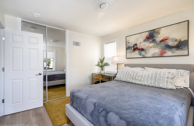 Parking, Private Balcony Near Universities, NAPA, Ravinia & Train to Chicago